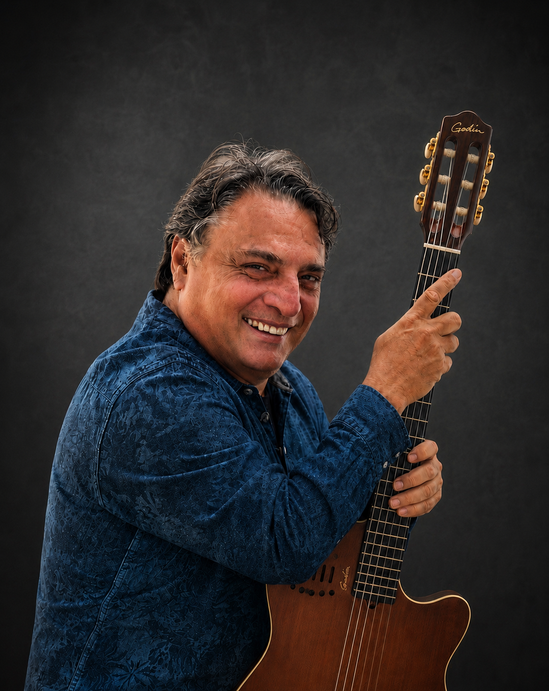 Paulo Façanha sorrindo com violão Godin