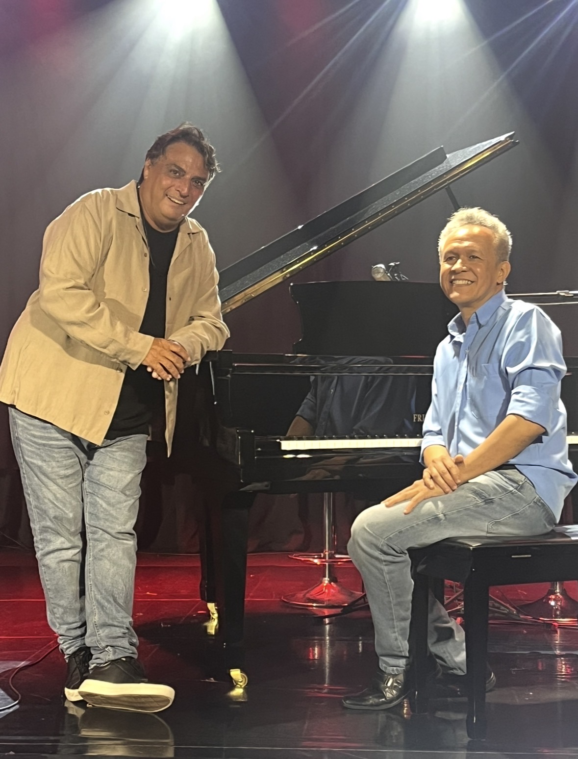 Paulo Façanha e Adelson Viana ao piano em show